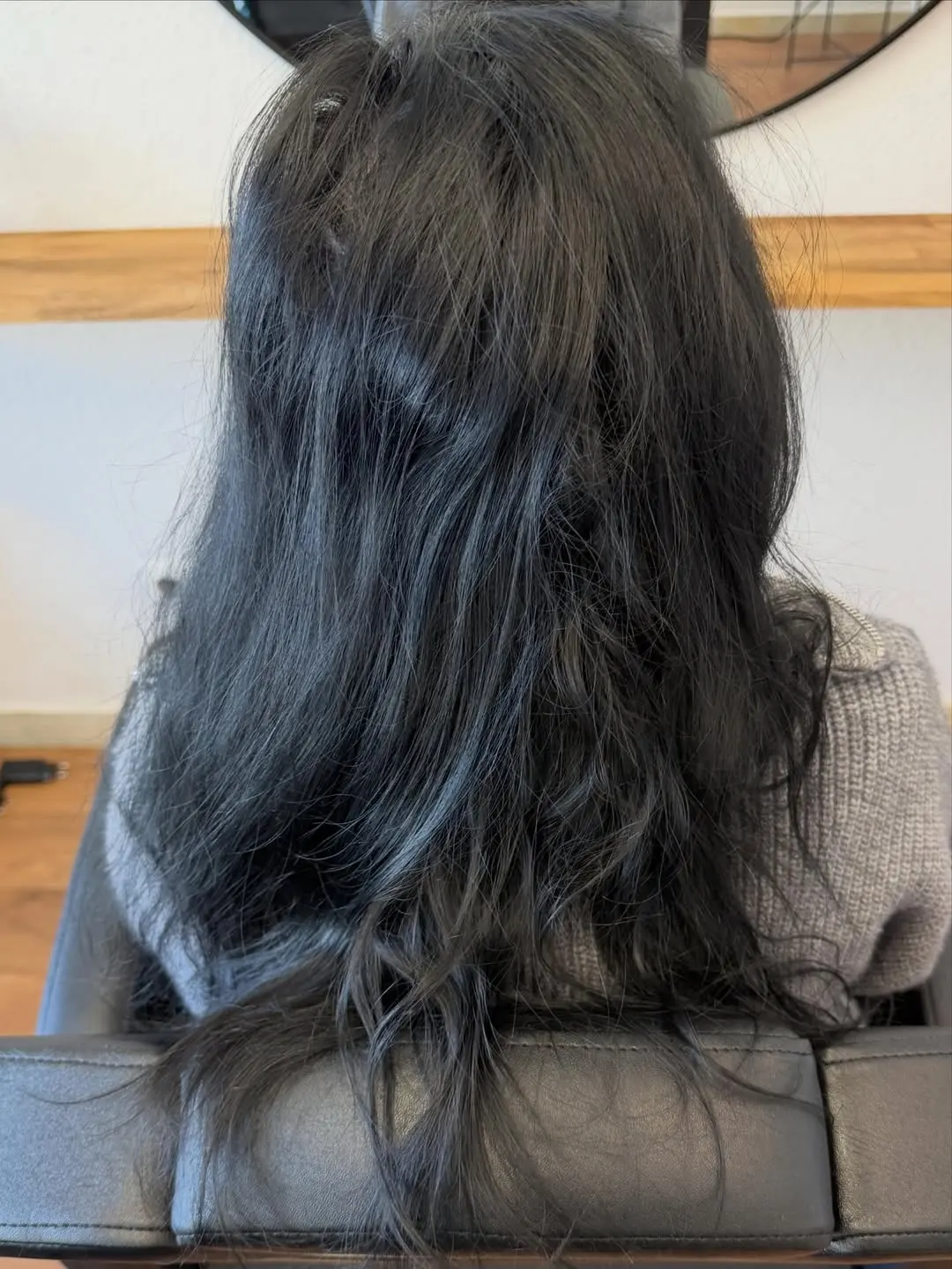 Langes dunkles Haar mit weichen Wellen