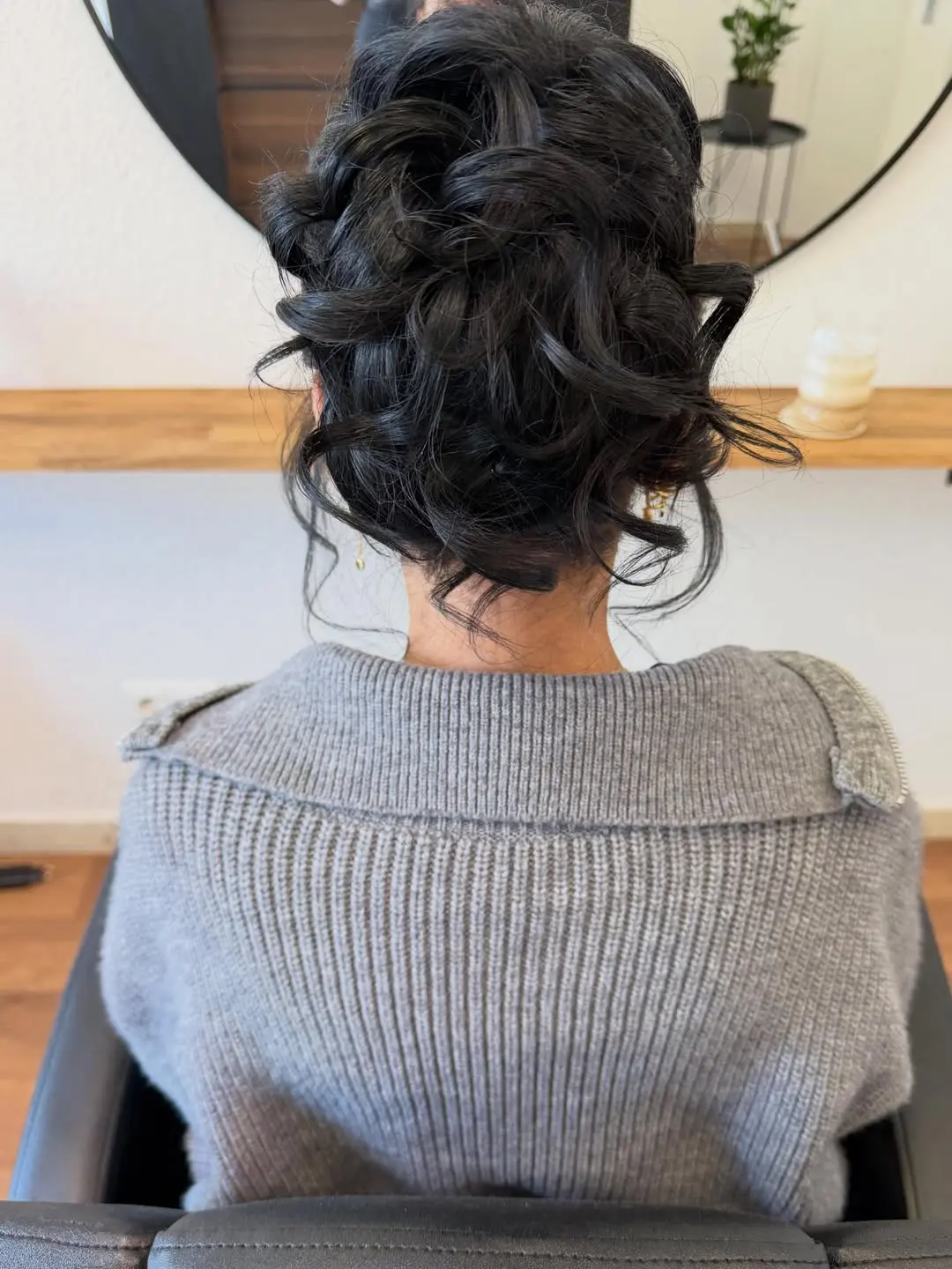 Locker gesteckte Hochsteckfrisur mit dunklem Haar