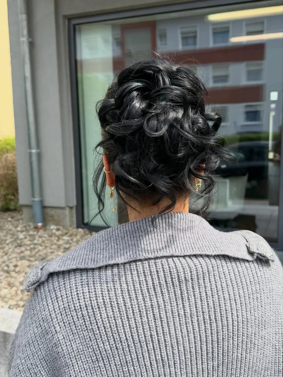 Voluminöse Hochsteckfrisur im natürlichen Tageslicht