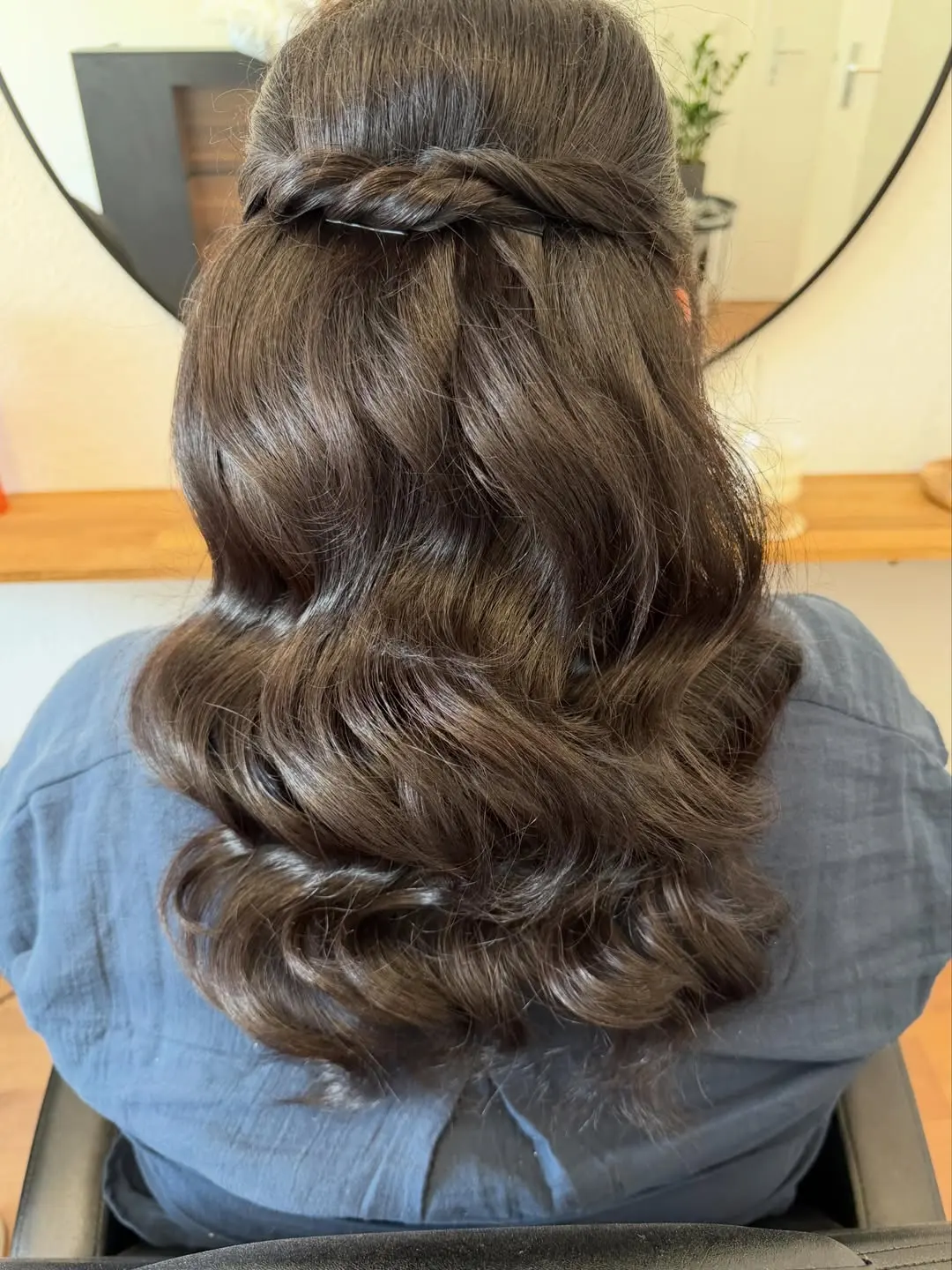 Halboffenes Styling mit geflochtenem Detail und großen Wellen