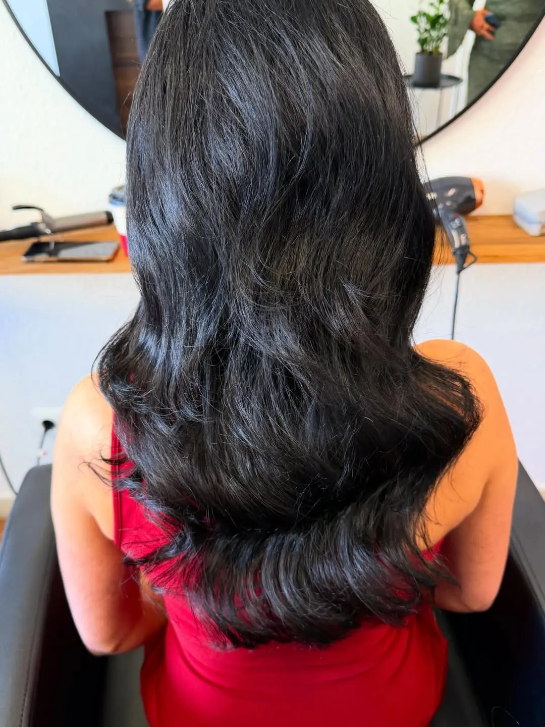 Glänzendes dunkles Haar mit weichem Finish