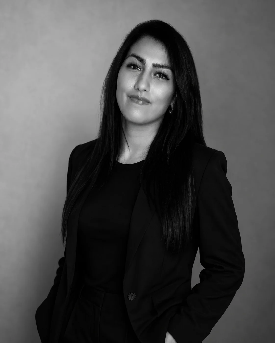 Schwarz-Weiß-Porträt der Friseurin Meryem Öztürk